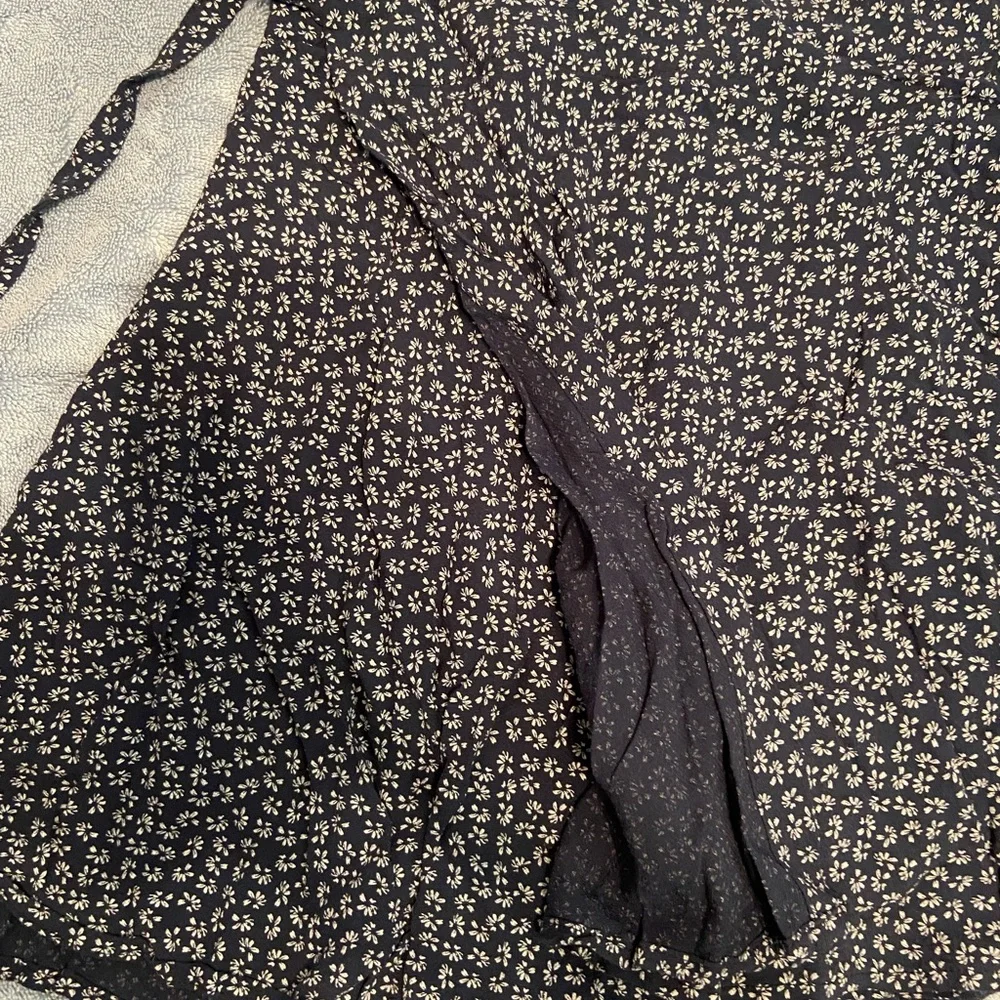 Brandy Melville genevive wrap skirt - Picture 4 of 6